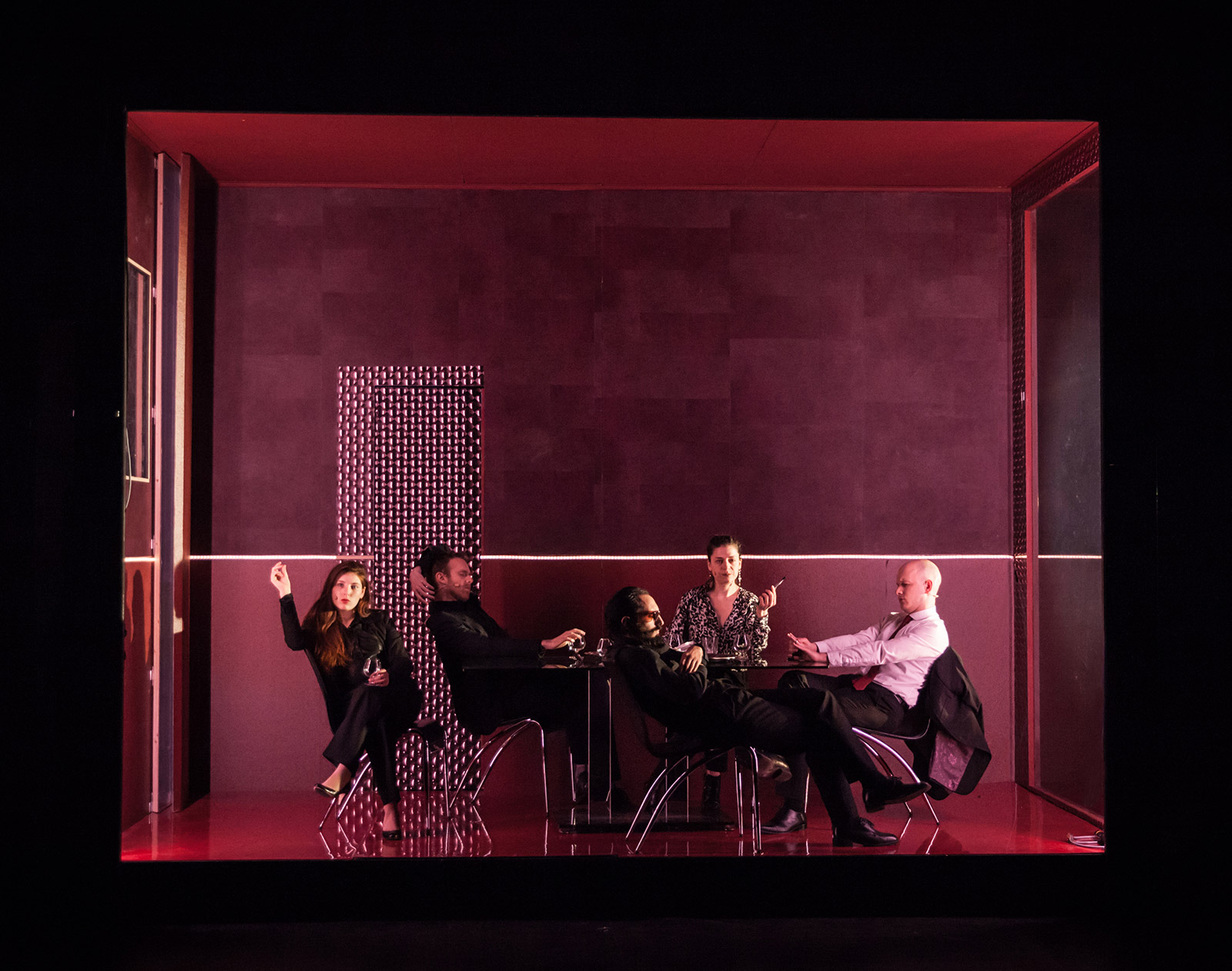 la-famille-royale-thierry-jolivet-scenographie-le-casino.jpg