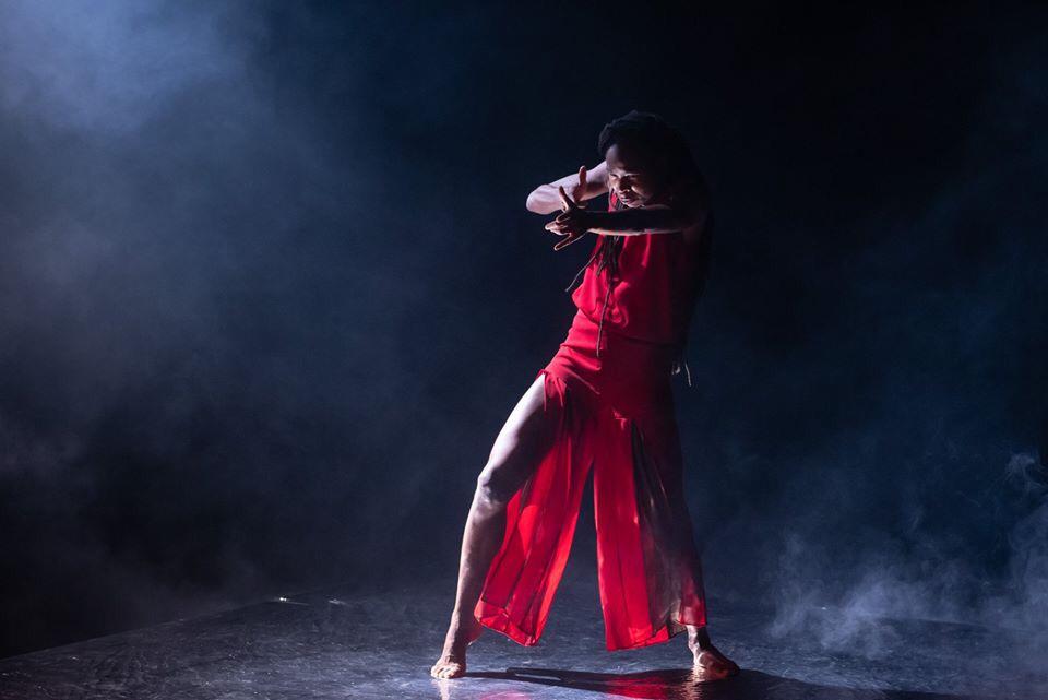 la-terre-se-revolte-sara-llorca-MC93-ingrid-estarque-la-femme-rouge.jpg