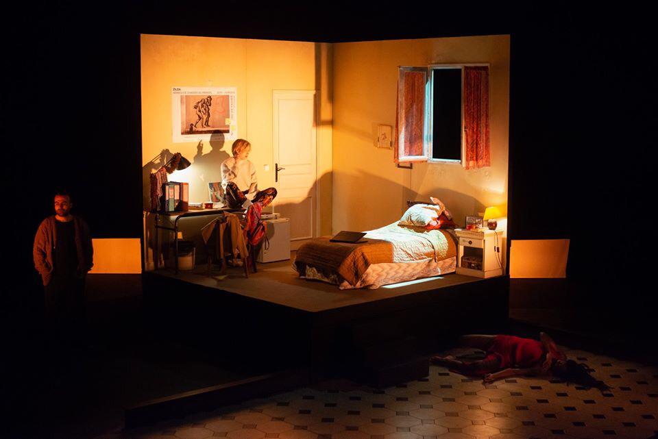 la-terre-se-revolte-sara-llorca-MC93-lou-de-laage-scenographie-chambre-de-bonne.jpg