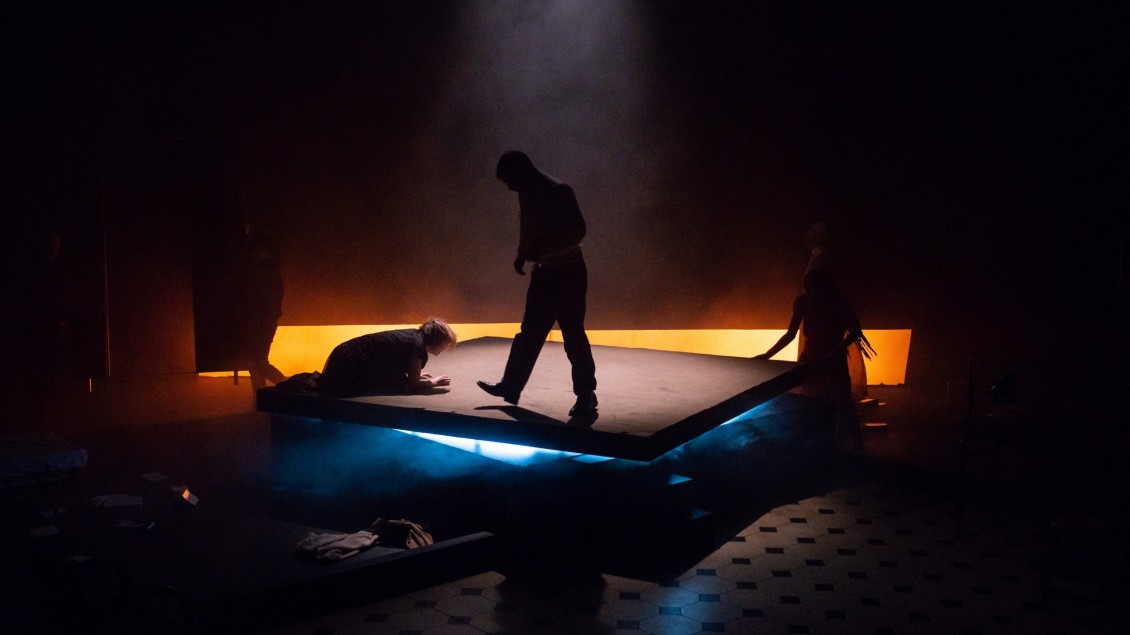 la-terre-se-revolte-sara-llorca-omar-youssef-souleiman-MC93-scenographie-final.jpg