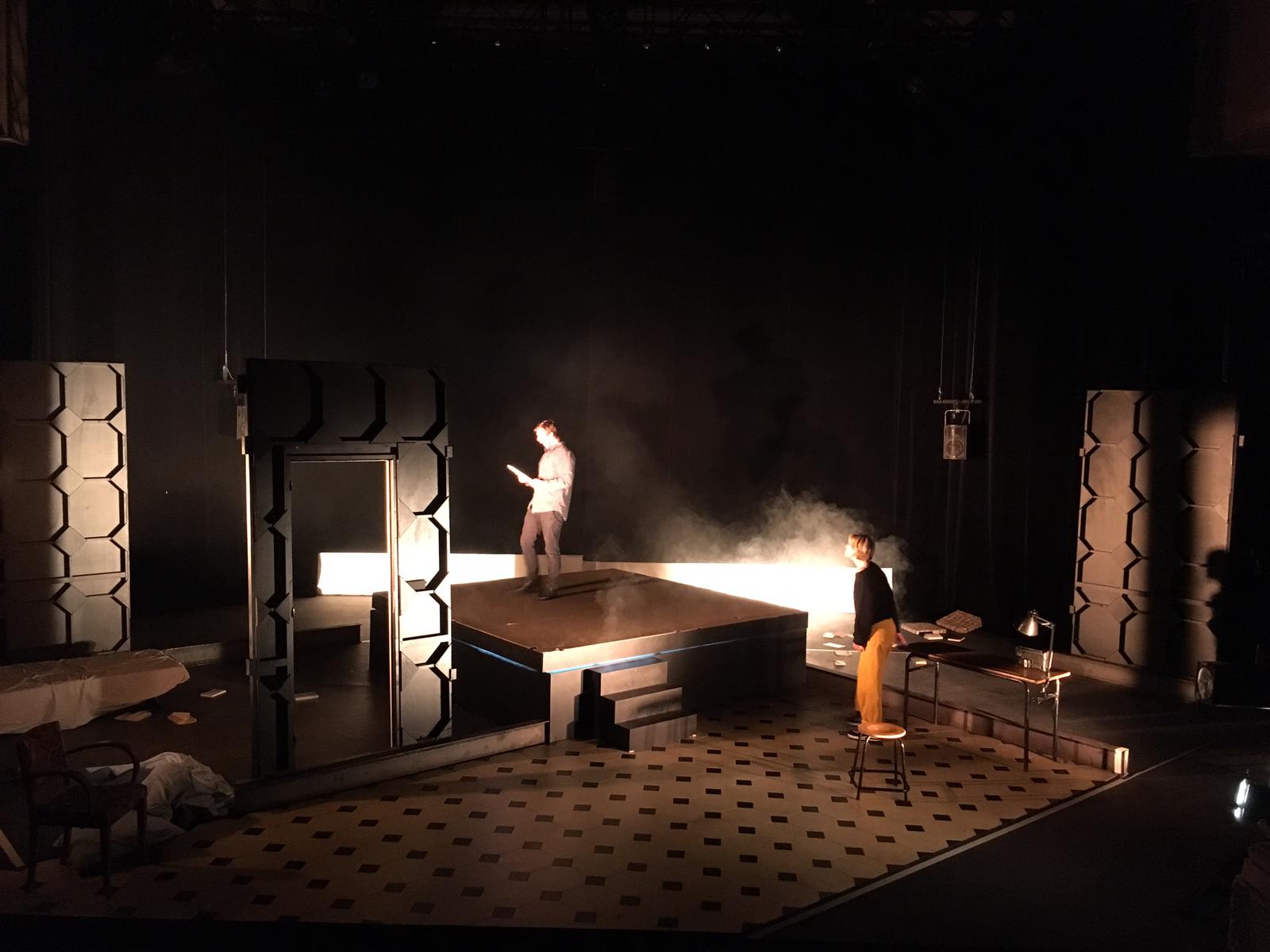 la-terre-se-revolte-sara-llorca-omar-youssef-souleiman-bernardines-scenographie-anne-sophie-grac.jpg